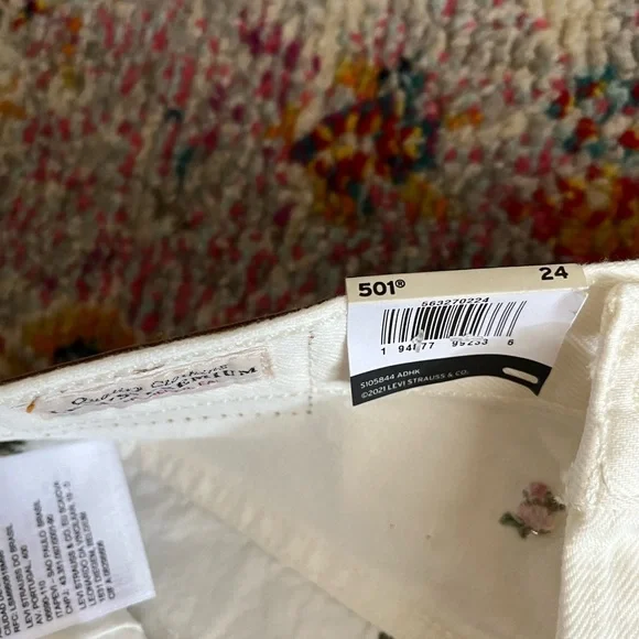 Levi's 501 Women's White Floral Embroidered Shorts - Picture 3 of 7